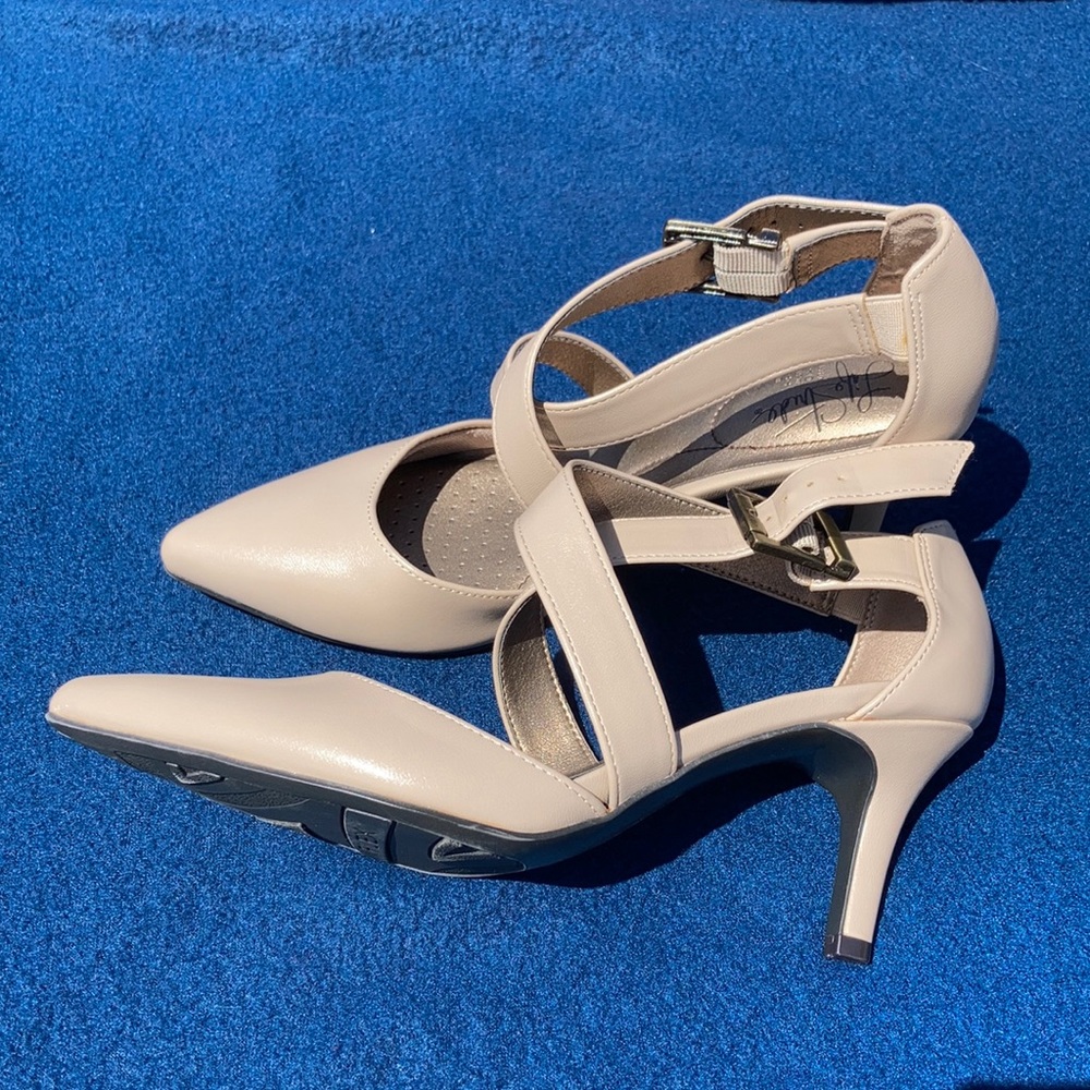 Cute Tan Life Stride Pumps (Women’s US 6.5)